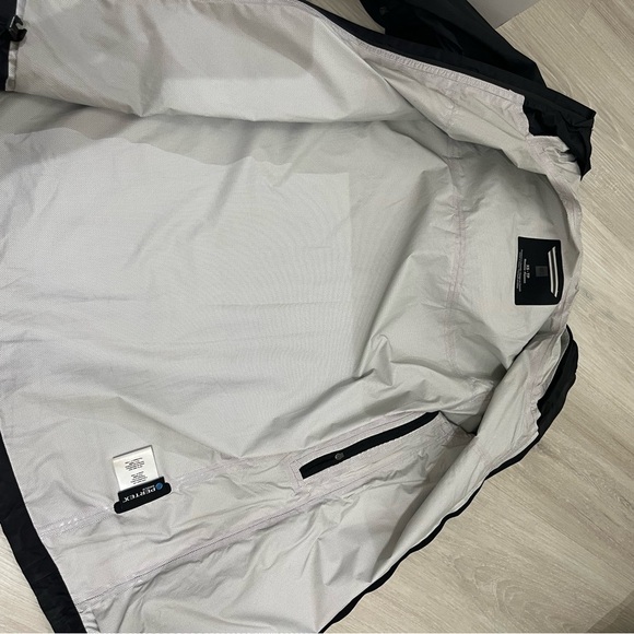 MEC Women’s XS Shell Rainjacket, excellent condition - Picture 3 of 6